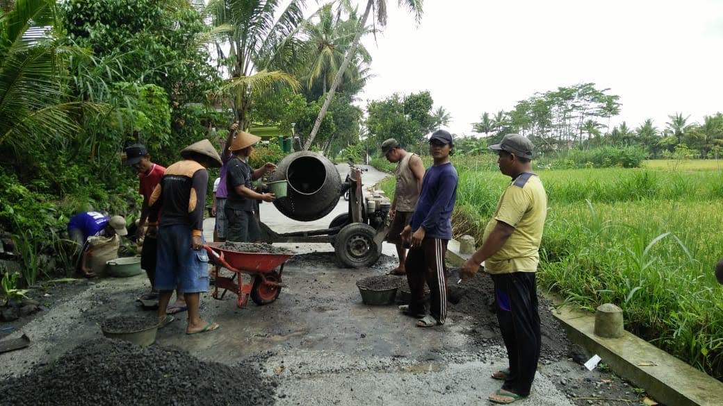 Warga Padukuhan Glagahombo sedang mengikuti kerja bakti